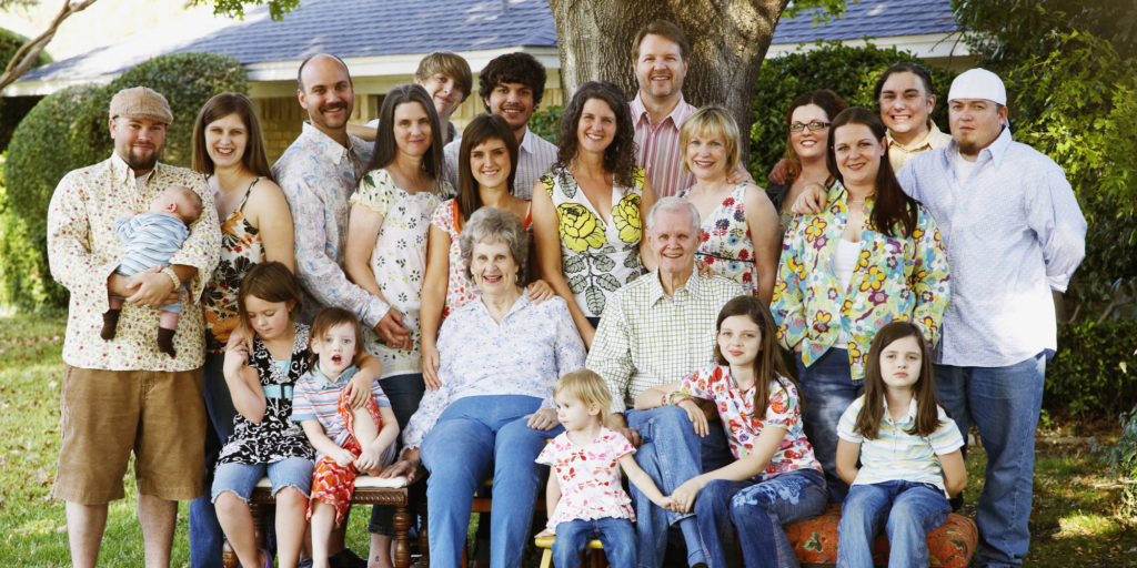 Grande família com várias figuras que podem servir de exemplo