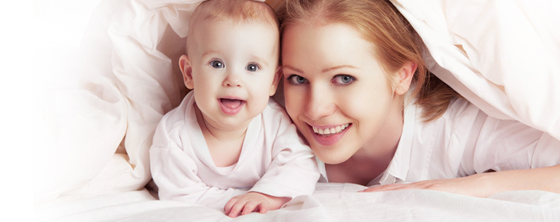 Mãe e filha alegres