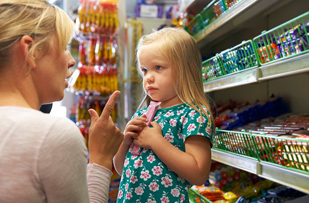 Mãe comprando coisas para a filha