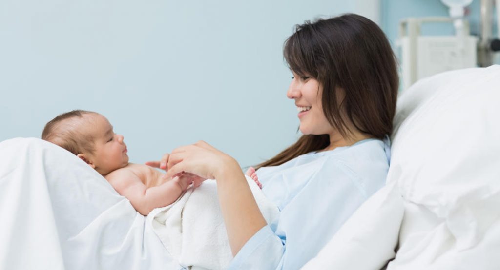 Mãe com bebê recém nascido