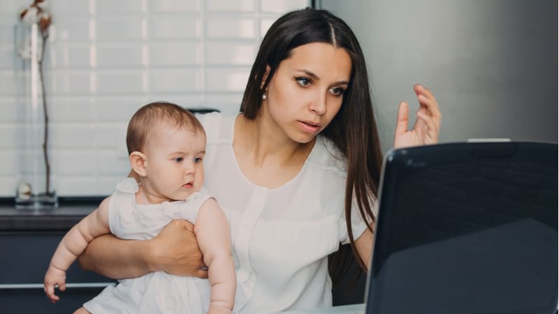 Mãe solteira com filho no colo