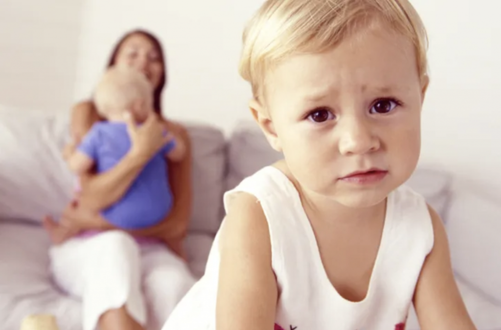 Mãe com filho "preferido" no colo