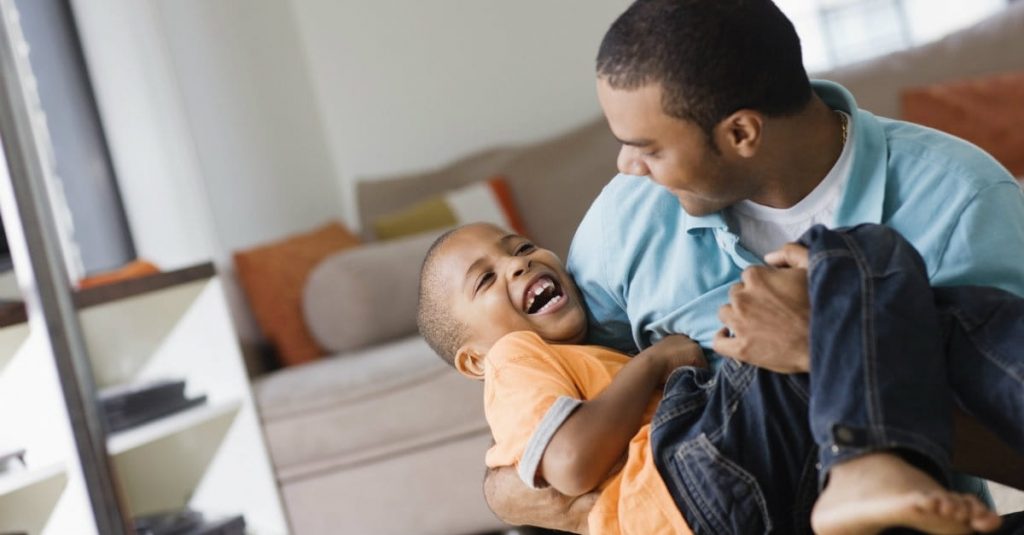 Menino brincando com seu pai