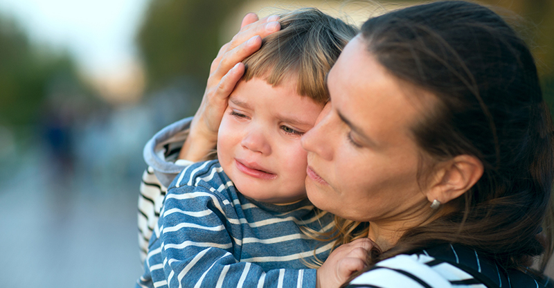 Mãe consolando seu filho