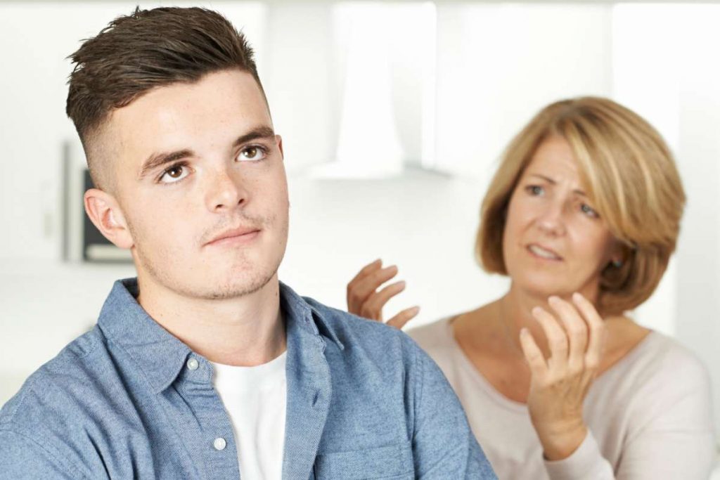 Mãe tóxica conversando com filho