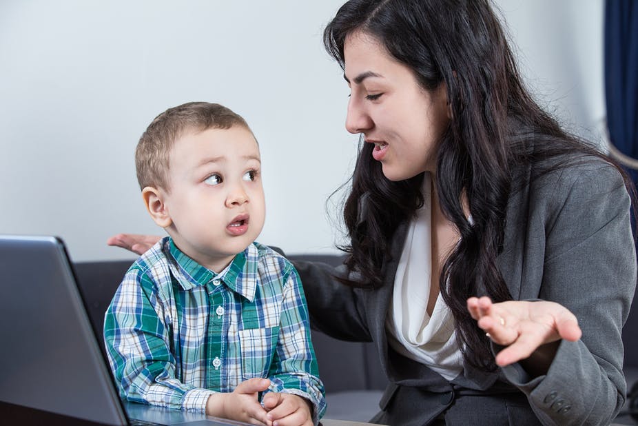 Mãe conversando com filho