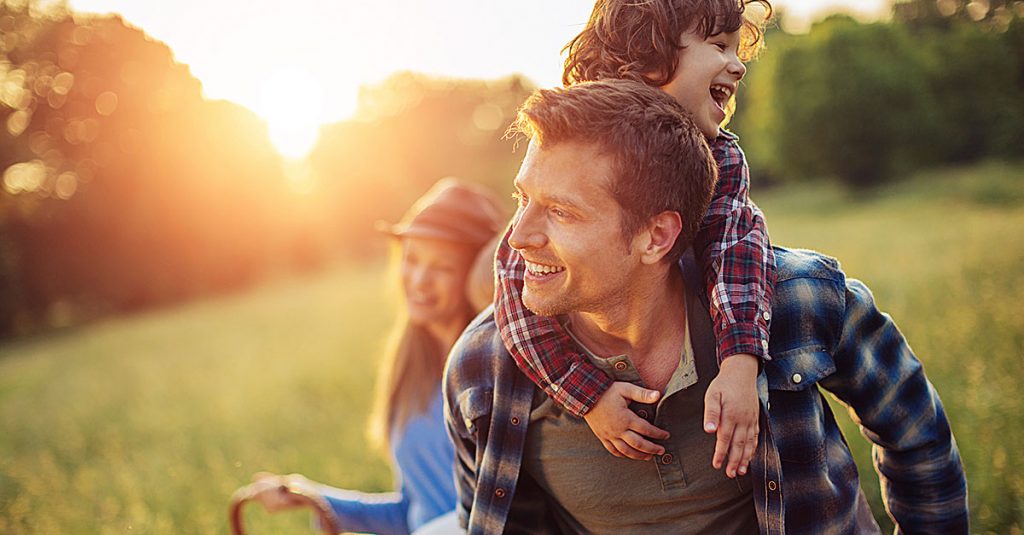 Mãe, pai e filho alegres