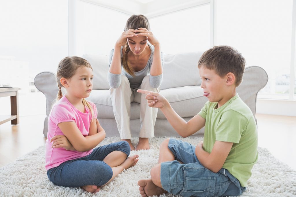 Mãe desolada com filhos brigando