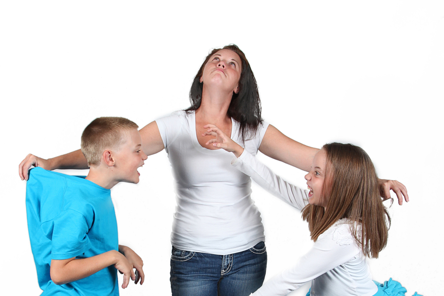 Mãe separando briga entre irmãos