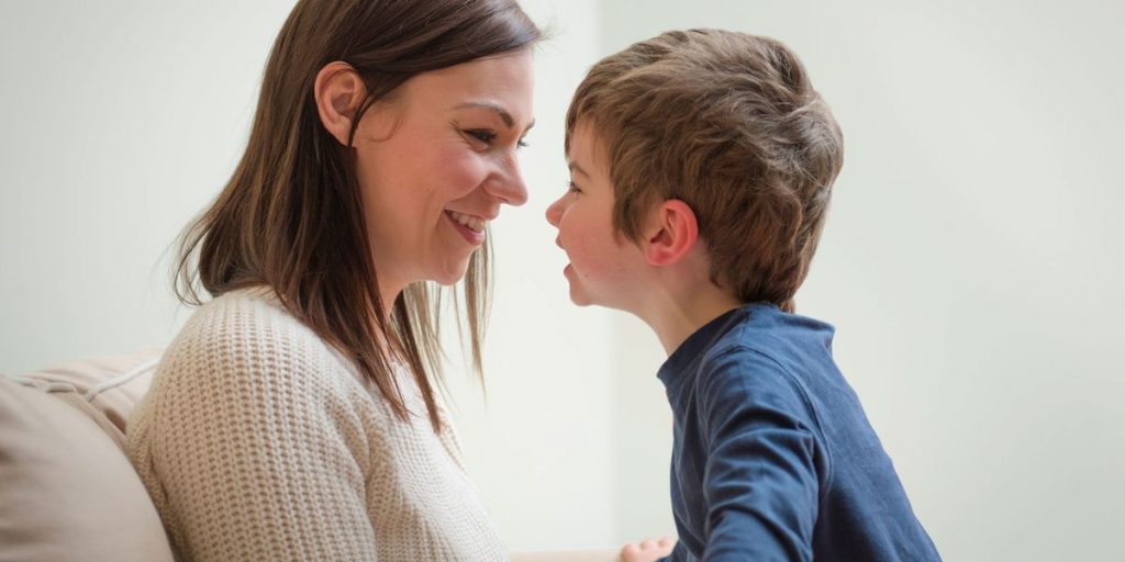 Mãe olhando para seu filho que possui epilepsia.