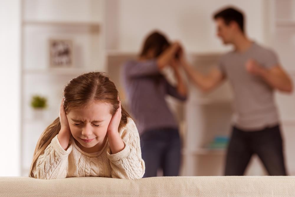 Criança vivendo situação de pai abusivo em relação à mãe.