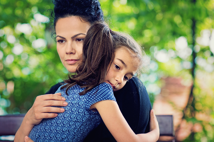 Mãe protegendo sua filha