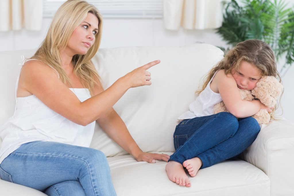 Mãe criticando a filha