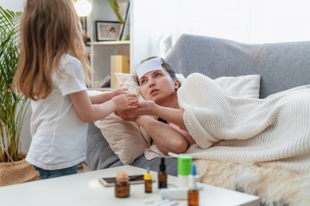 Criança cuidando da mãe