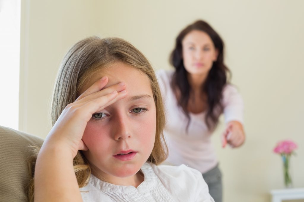 Mãe criticando filha ainda criança.
