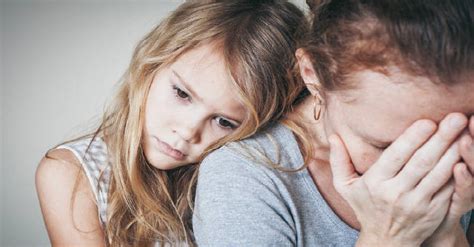 Mãe triste, filha consolando