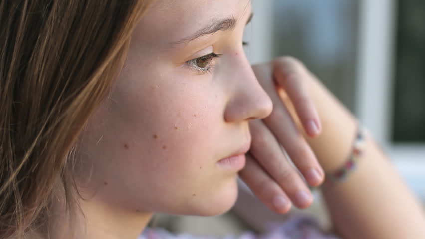 Adolescente triste e pensativa.