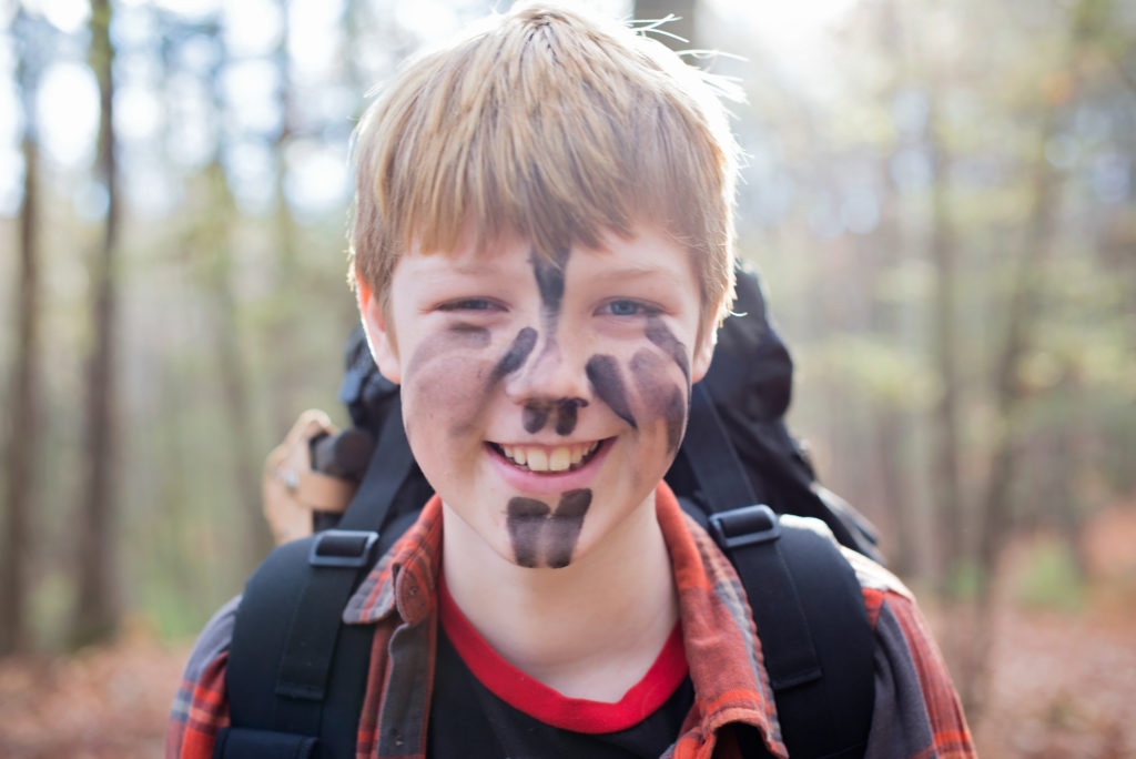 Adolescente com cara pintada